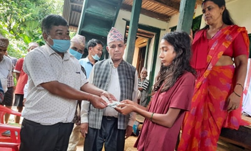 बाढी पीडितलाई जिल्ला संघको समन्वयमा सहयोग