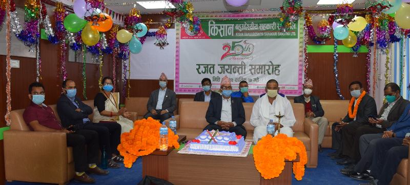 रजत वर्षमा संस्थापकलाई २५ तोला चाँदीको सिक्काद्धारा सम्मान