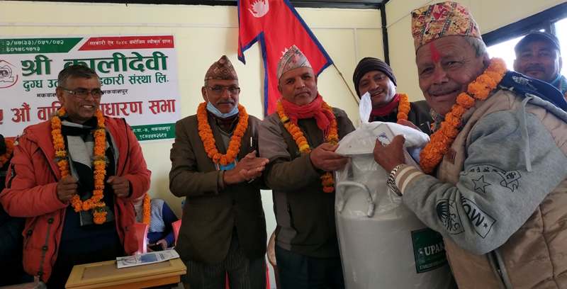 दुग्ध सहकारीद्धारा किसानलाई ४० लिटरको क्यान प्रदान