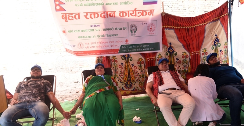 सहकारी दिवसको दिन परिवारका चारै जनाले गरे रक्तदान