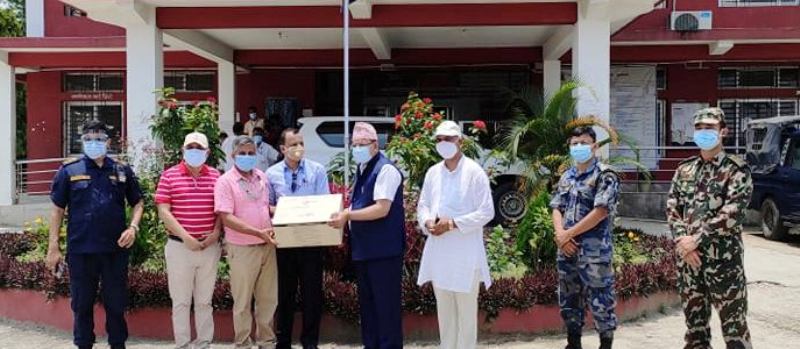 जिल्ला संघद्धारा ५ लाख बराबरको स्वास्थ्य सुरक्षा सामग्री सहयोग