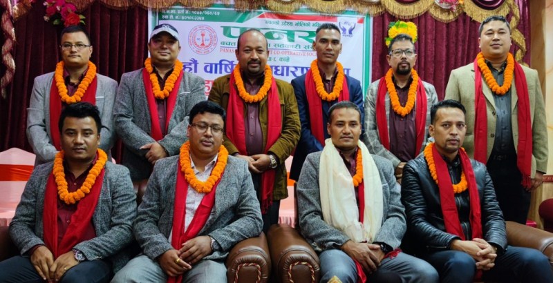सदस्यलाई सीपमूलक तालिम दिदैँ पानस सहकारी