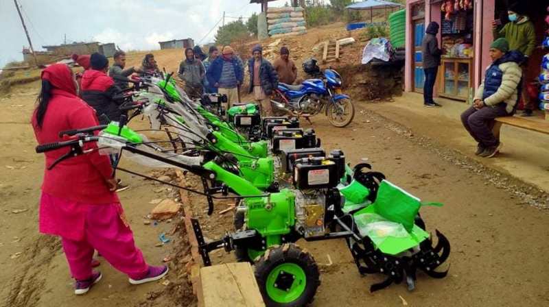 सहकारीको सहयोगमा किसानलाई ट्रयाक्टर 