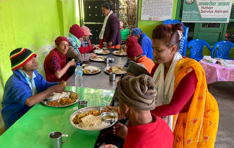 नारी दिवसमा आदर्श सञ्चारद्वारा मानवसेवा आश्रममा खाना 