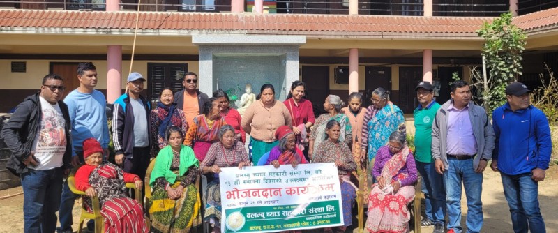 बलम्बु च्याउ सहकारीको स्थापना दिवसमा २२ जना वृद्धलाई भोजनदान