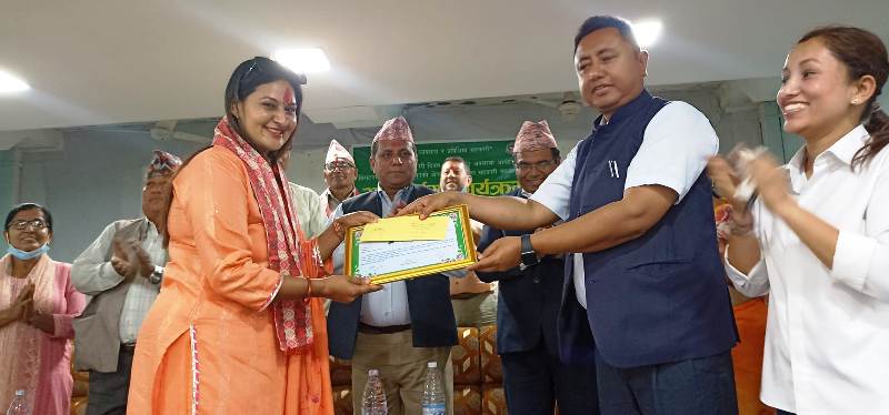सहकारी अखबारकर्मी थापा सम्मानित