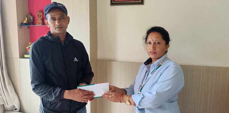 बुडोल सामुदायिक सहकारीद्धारा सदस्यलाई २० हजार उपचार सहयोग