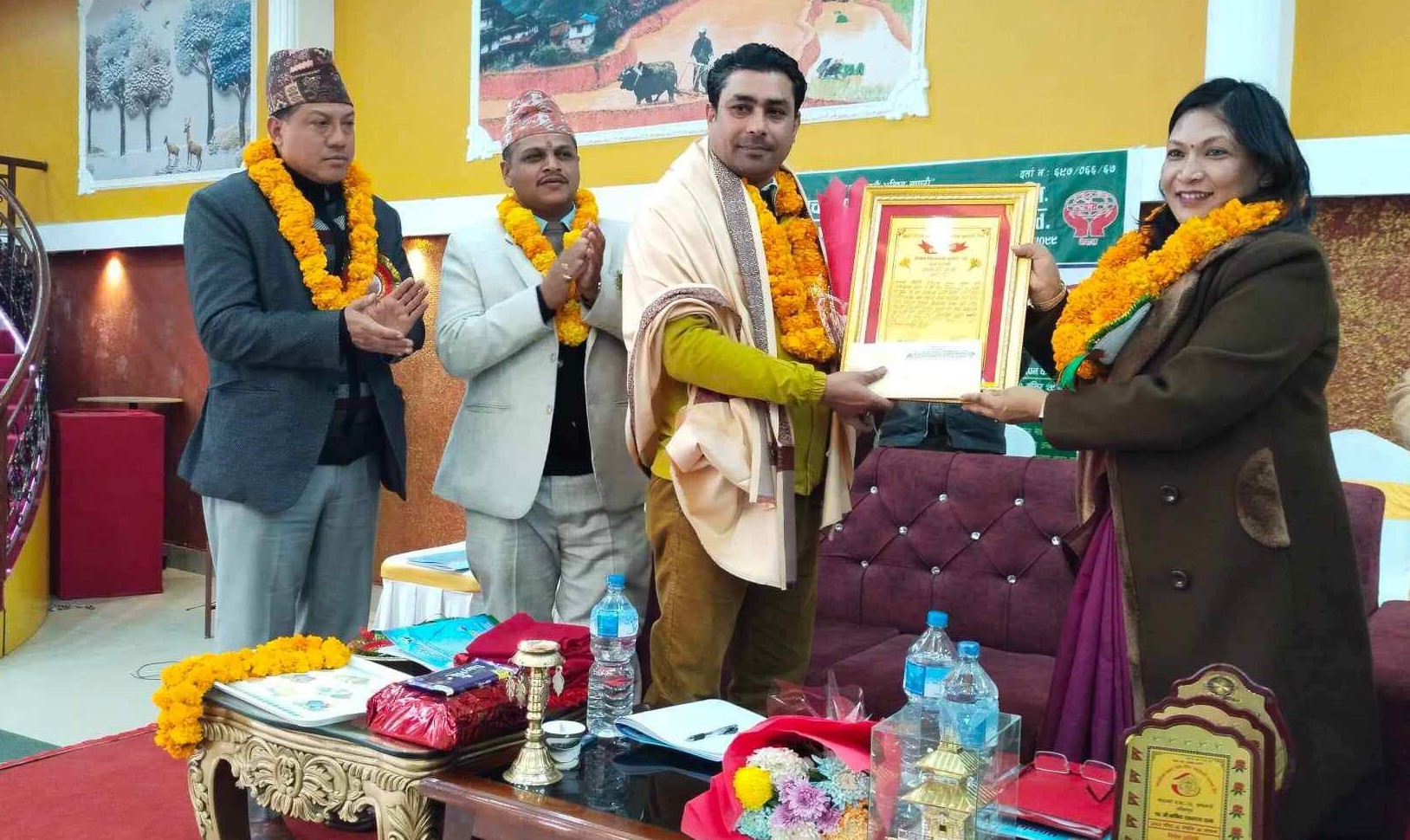 सहकारी अखबारका प्रधान सम्पादक दाहाल केशब बडाल सहकारी पत्रकारिता पुरस्कारबाट पुरस्कृत