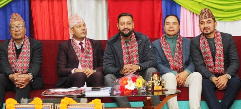 सदस्यसँग जेष्ट आइडियोलोजी साकोसको विस्तारित मञ्च