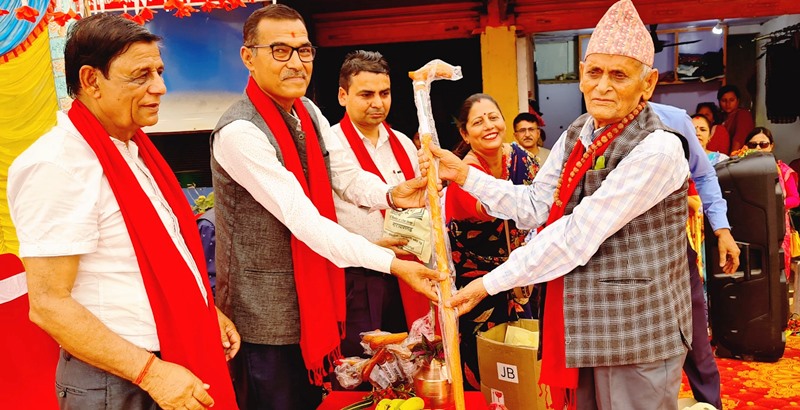 नवदुर्गा भवानी साकोसको बार्षिक उत्सवमा जेष्ठ सदस्यलाई लठ्ठी उपहार
