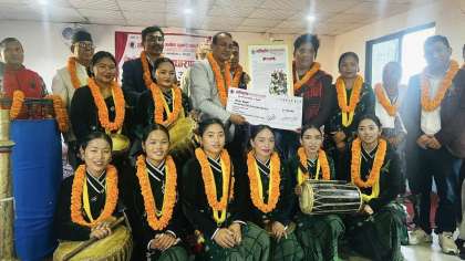 लालिगुराँस उपभोक्ता सहकारीद्धारा कला घर सिन्धुलीलाई १ लाख ११ हजार ११ रुपैंयाँ सहयोग