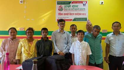 हाम्रो सुपर साकाेसद्धारा विद्यार्थीलाई शैक्षिक सामग्री बितरण