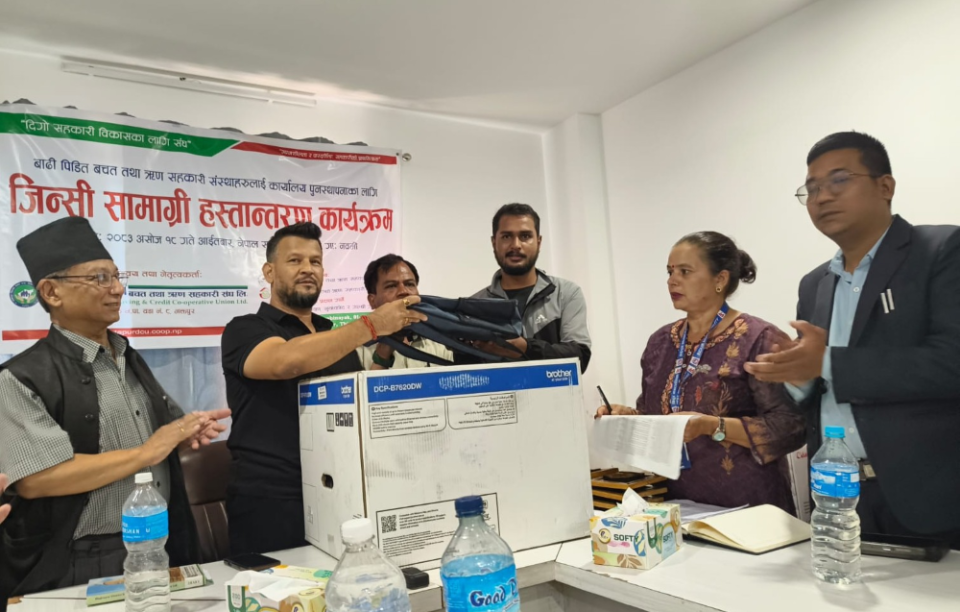 बाढीपीडित सहकारीलाई भक्तपुर बचत संघद्वारा जिन्सी सामग्री हस्तान्तरण